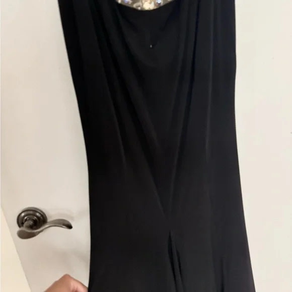Elegant Black and Cream Evening Dress - Picture 4 of 5